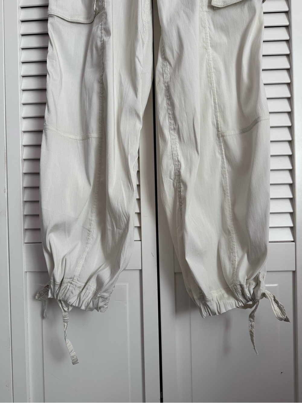 Lululemon Lightweight Adjustable MR Cargo Pant Bone Activewear Baggy XS NWT - Picture 7 of 13